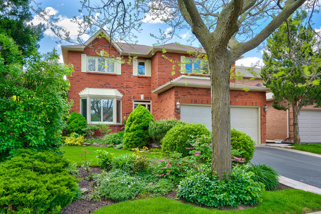 Updated Executive Home For Sale in Wedgewood Creek at 1056 Grandeur Crescent, Oakville