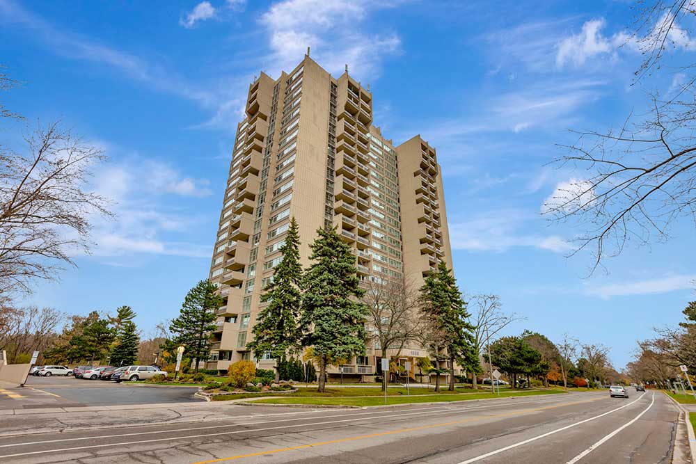 wo Bedroom Condo For Sale in The Oaks at 1359 White Oaks Boulevard, Oakville