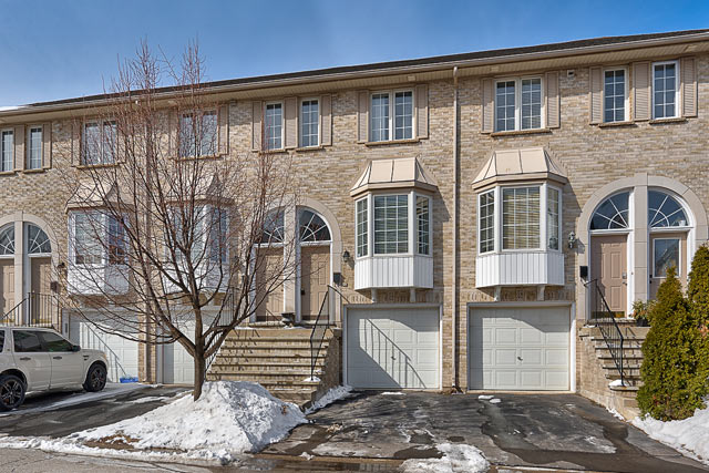 Two Bedroom Townhome For Sale in Tucks Forest at 29-3480 Upper Middle Road, Burlington