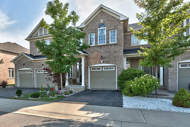 Three bedroom executive townhome for sale at 33-2295 Rochester Circle, Oakville, Ontario