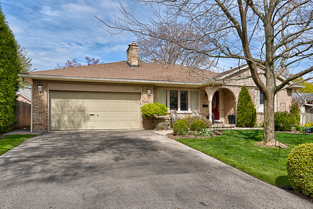 Bungalow for Sale in Shoreacres at 335 Camelot Court, Burlington
