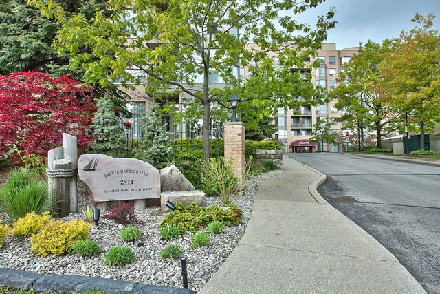 One Bedroom Condo For Sale at 2511 Lakeshore Road West, Oakville