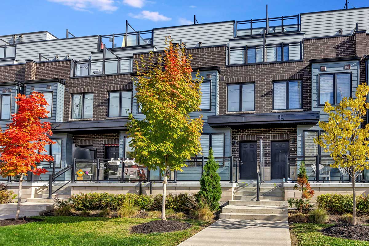 Modern Three Bedroom Townhome for Sale in Clarkson at 2212 Bromsgrove Road, Mississauga