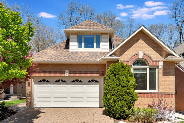 Stunning Ravine Bungaloft in Burlingtons Tyandage Oaks Community at 1150 Skyview Drive